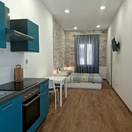 Central Studio Apartment アパート