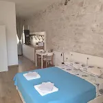 Central Studio Apartment דירה *